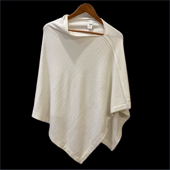 Barefoot Dreams poncho. Creamy white. Buttery fabric. NWOT. One size fits all. - Picture 2 of 4
